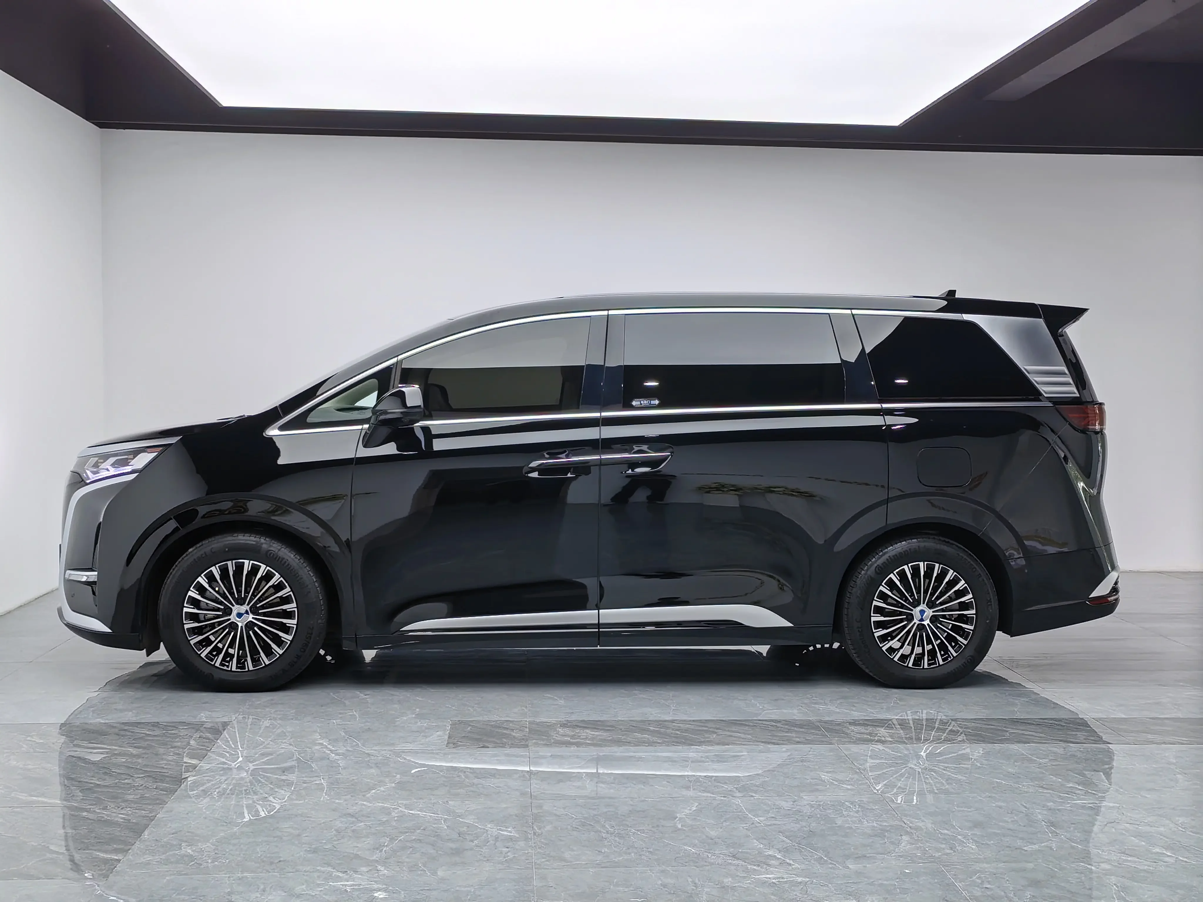 Denza D9 EV