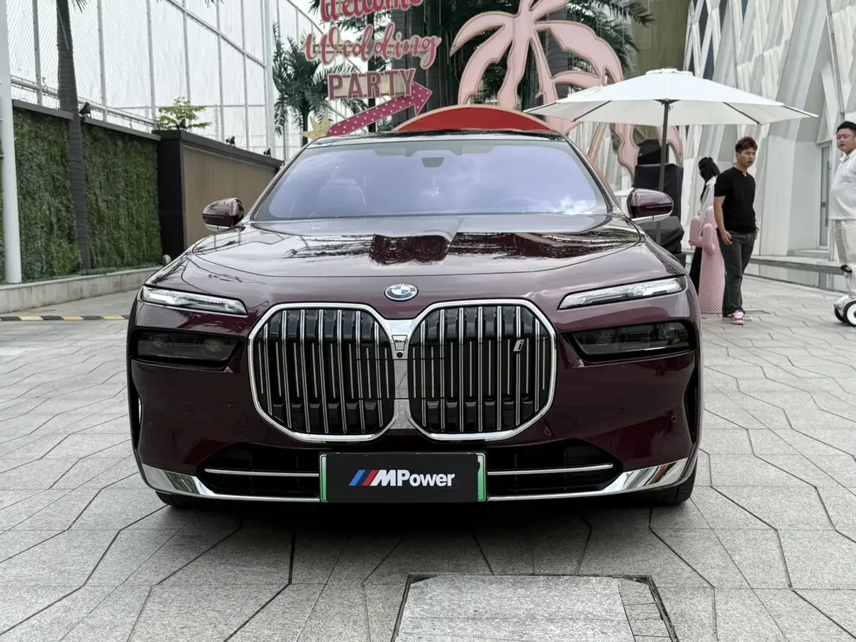 BMW i7