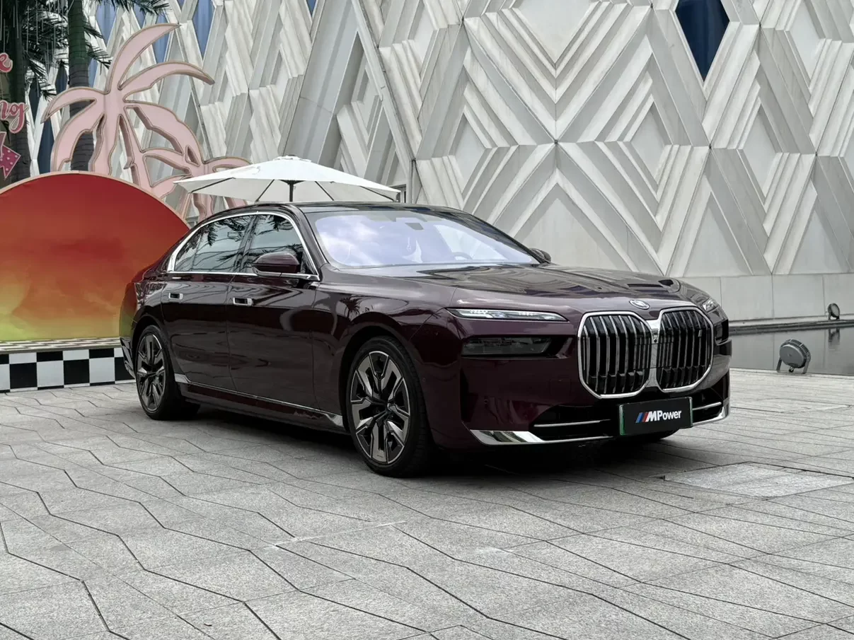 BMW i7