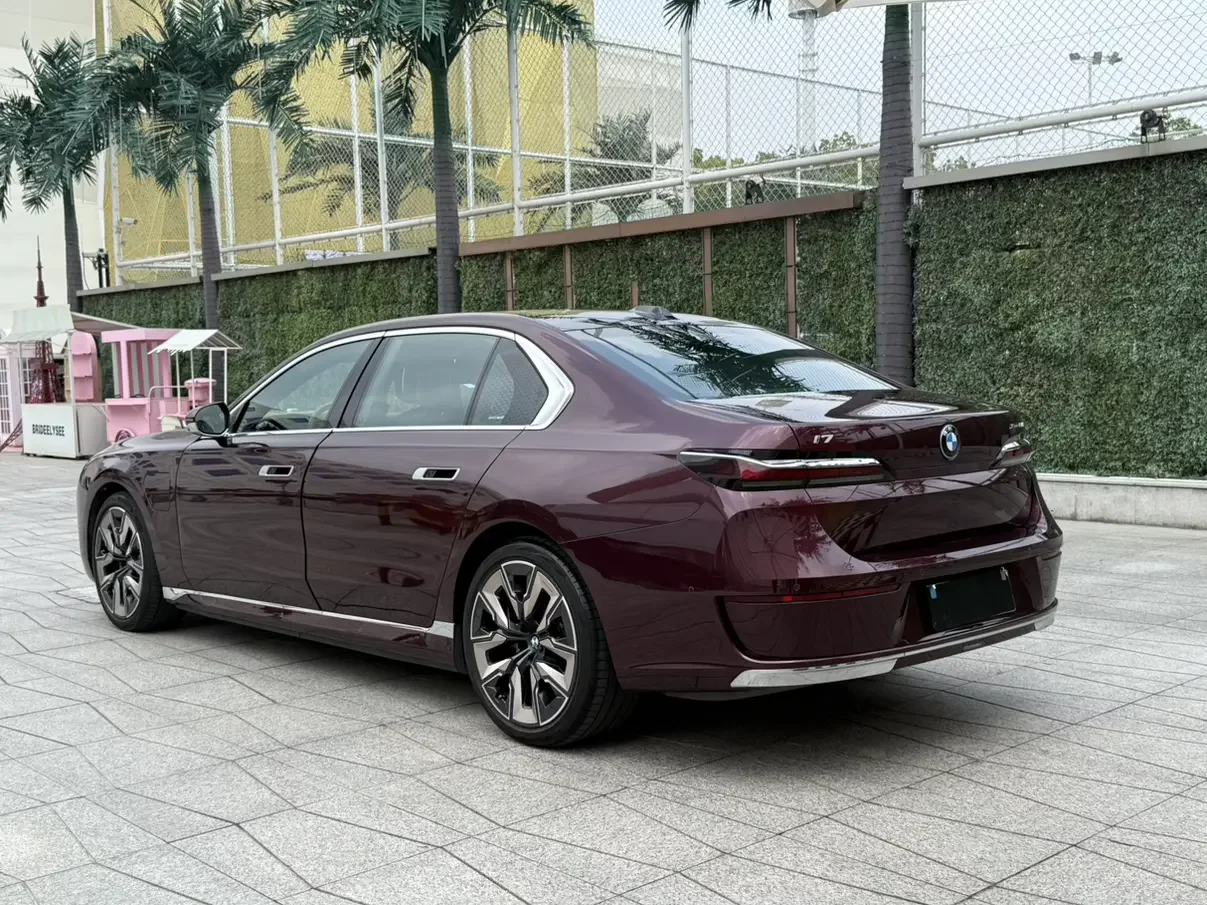 BMW i7