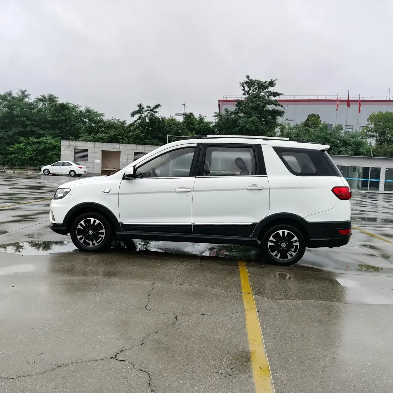 Dongfeng Fengon 370