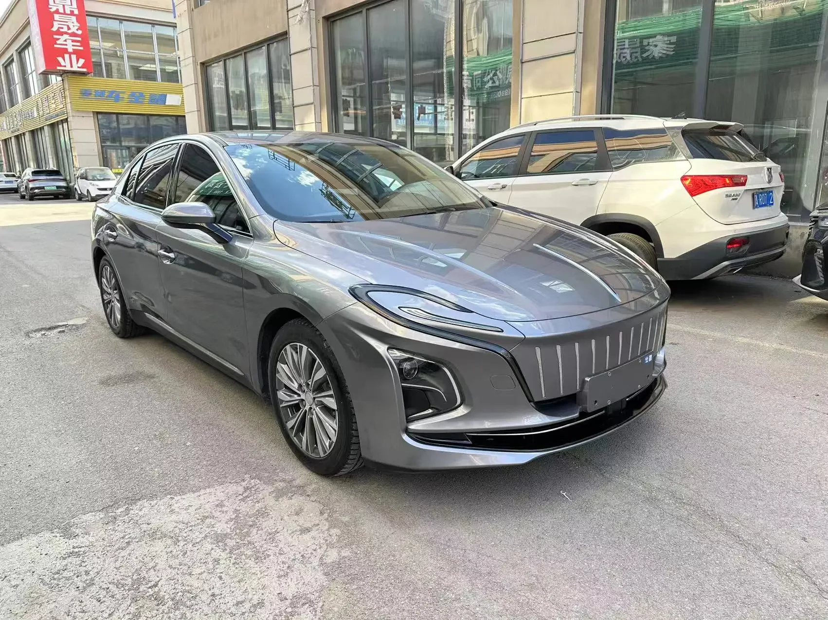 Hongqi E-QM5