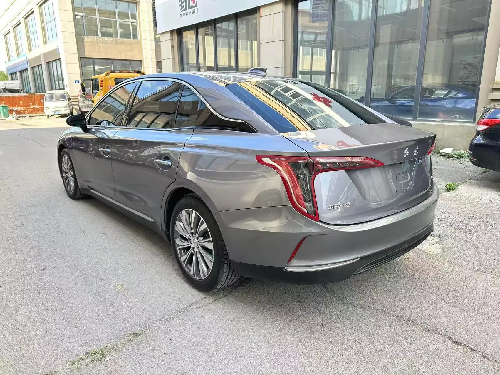 Hongqi E-QM5