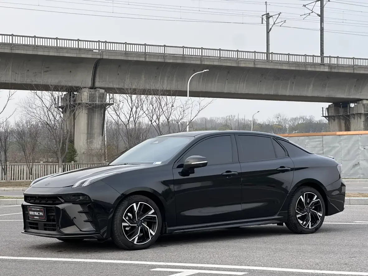 Lynk & Co 03