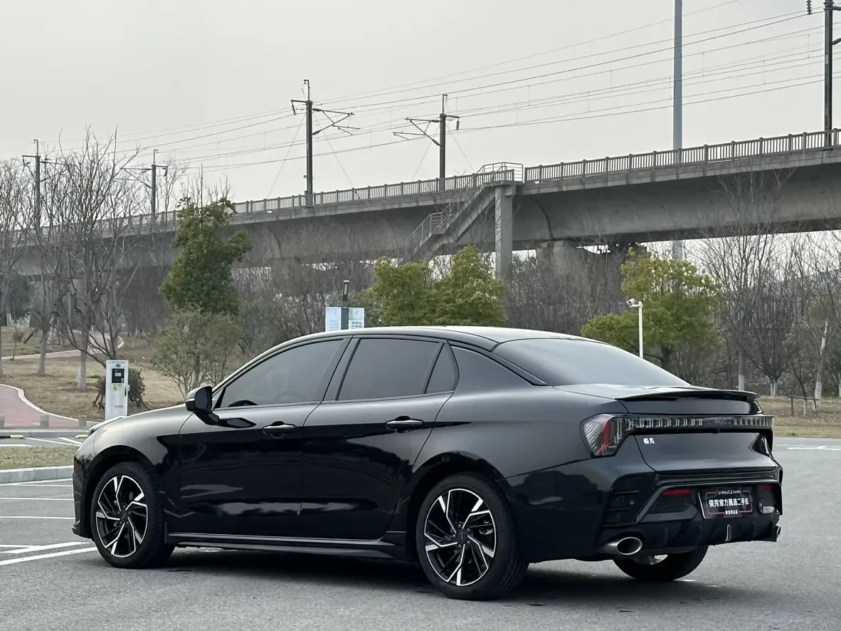 Lynk & Co 03