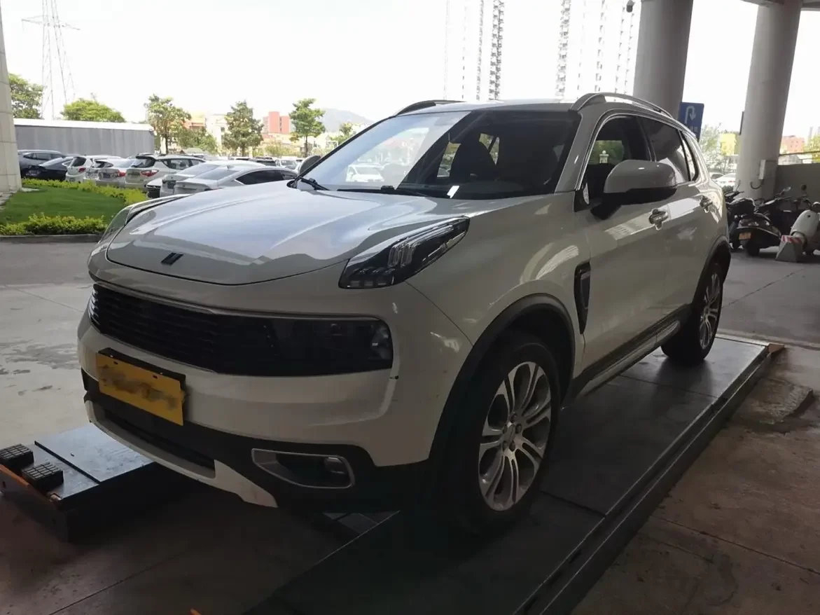 Lynk & Co 01