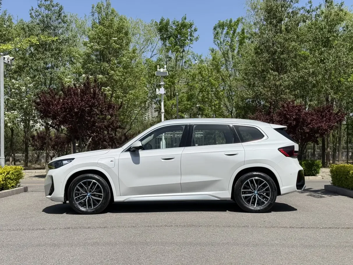 BMW iX1