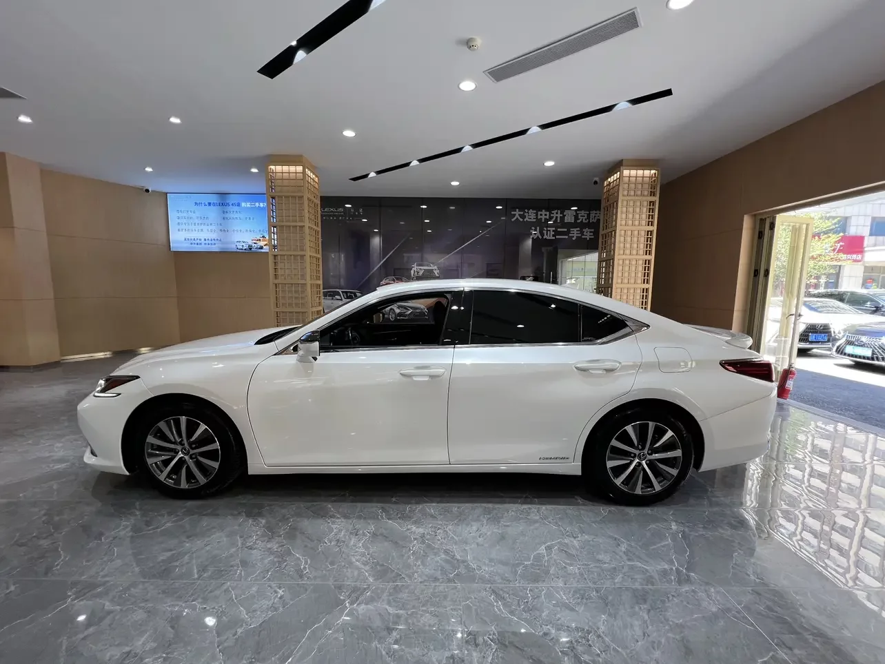Lexus ES
