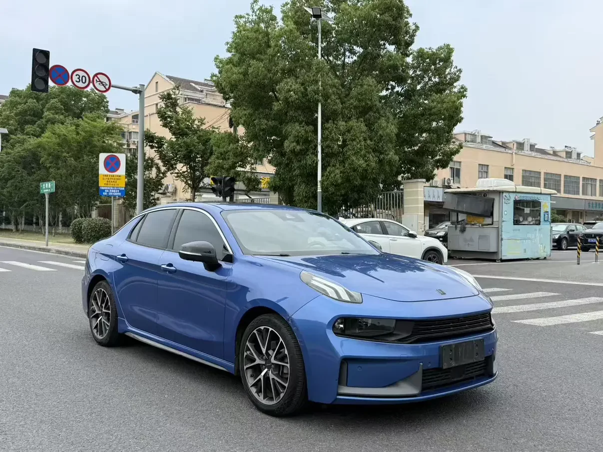 Lynk & Co 03