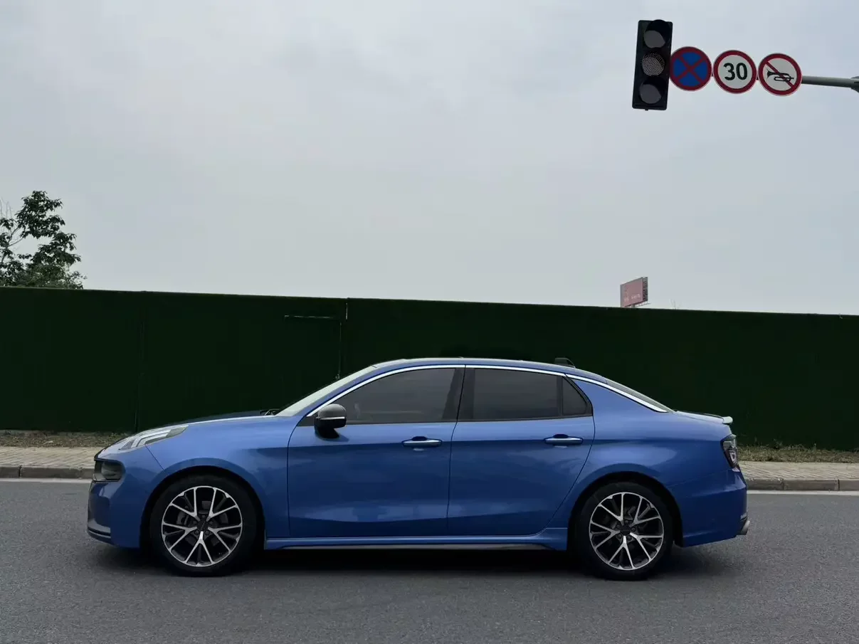 Lynk & Co 03