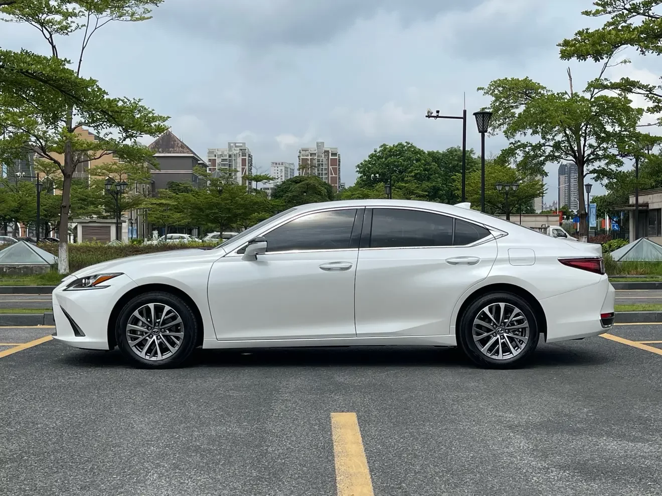 Lexus ES