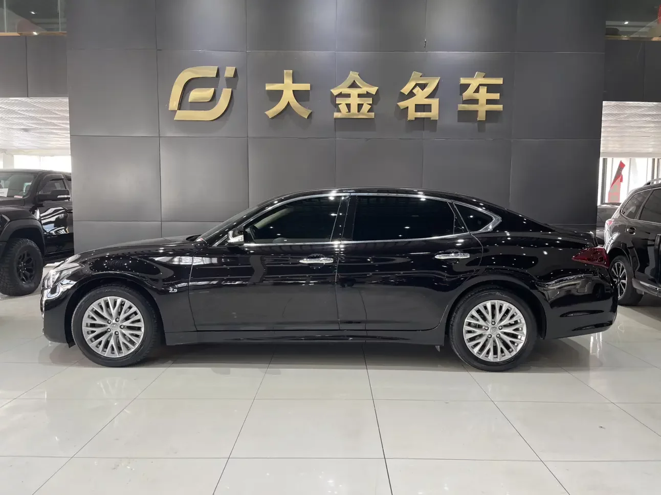 Infiniti Q70