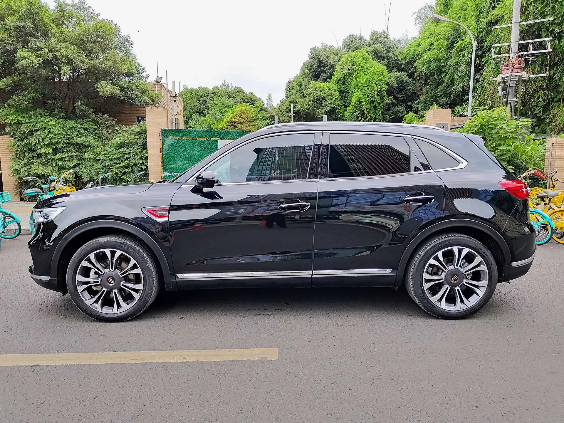 Hongqi HS5
