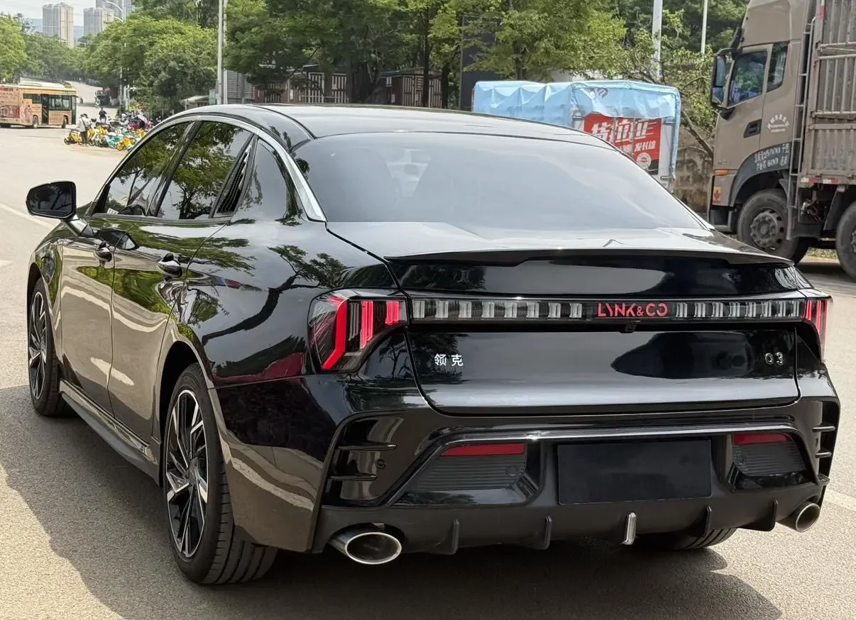 Lynk & Co 03