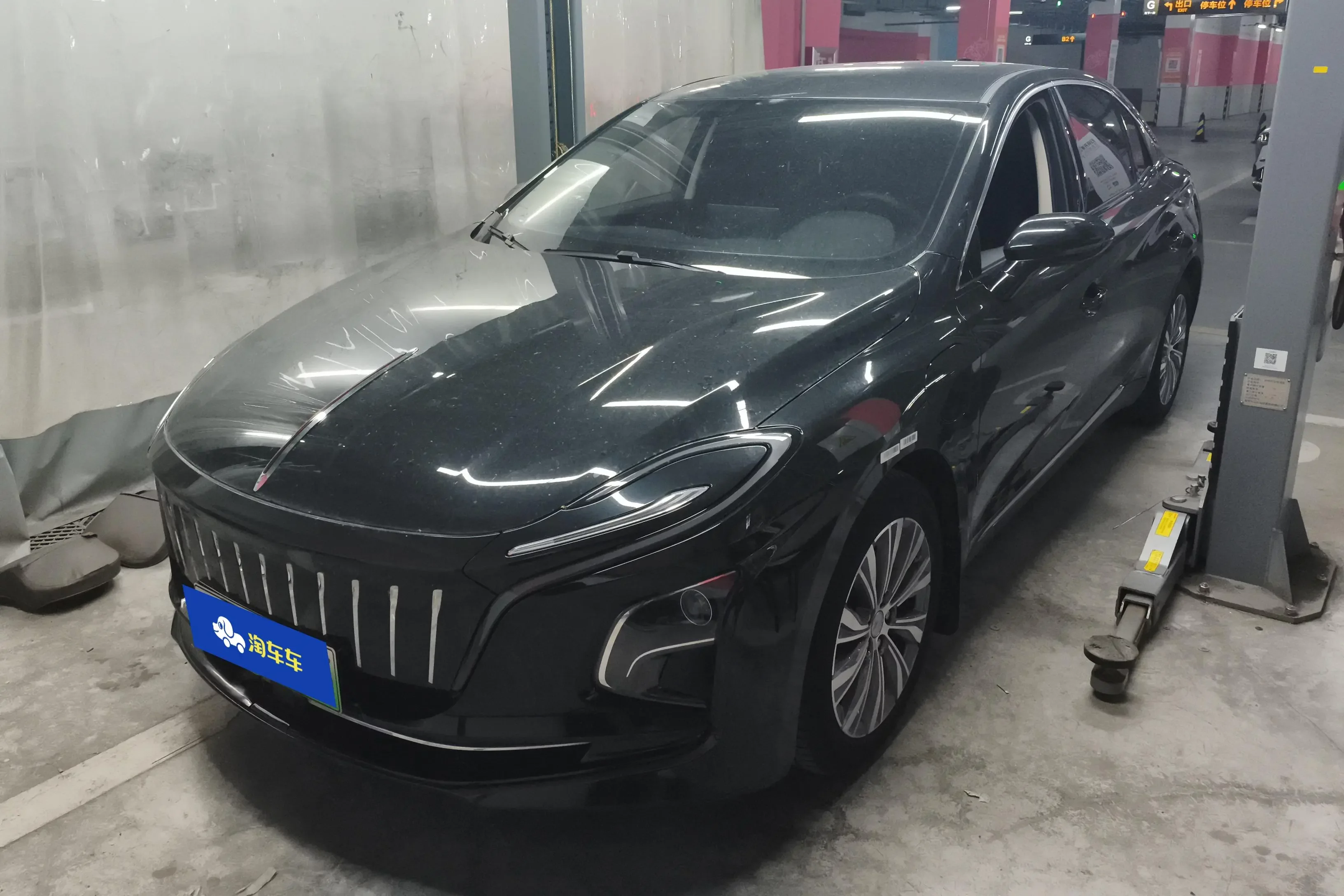 Hongqi E-QM5
