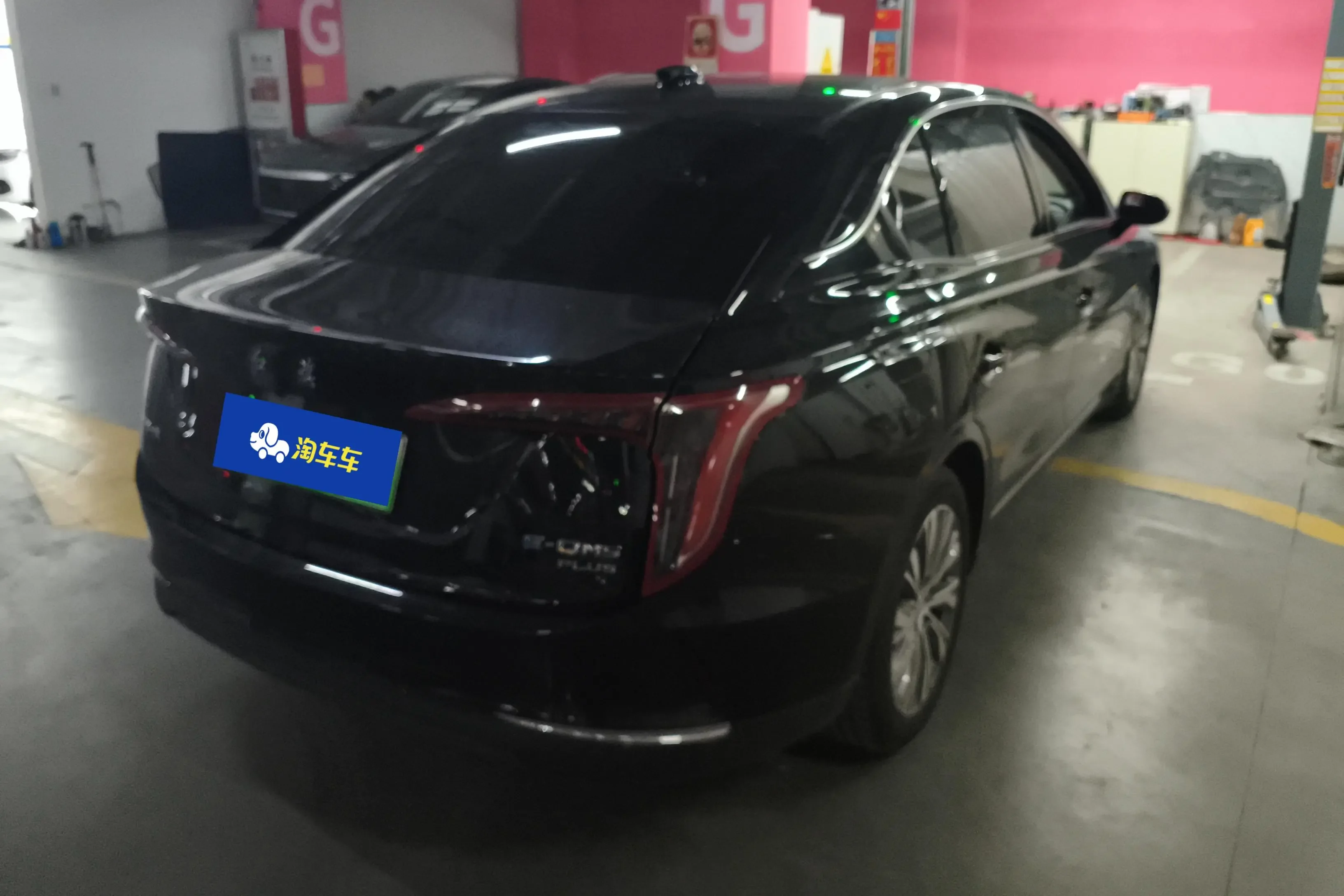 Hongqi E-QM5