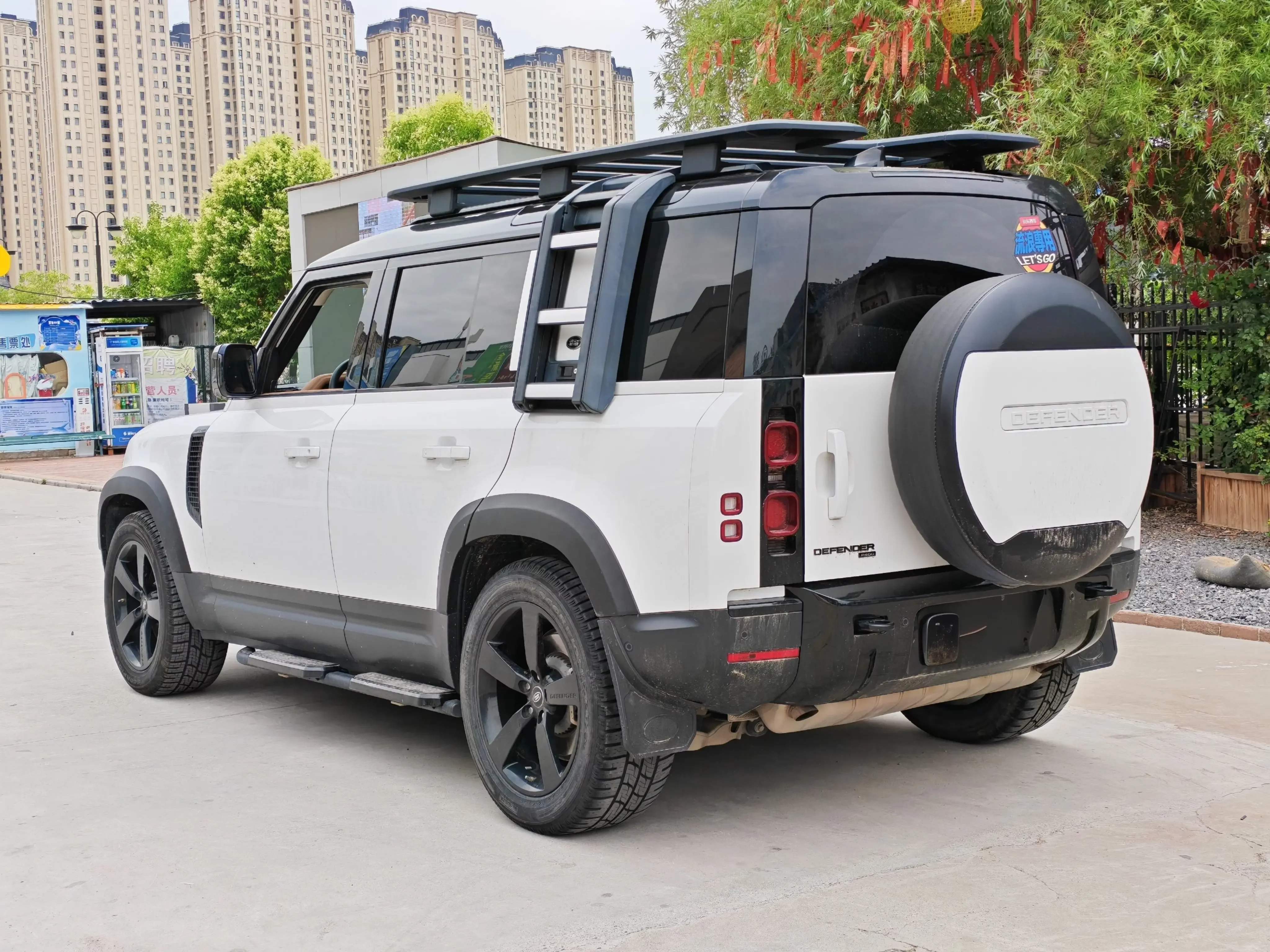 Land Rover guard