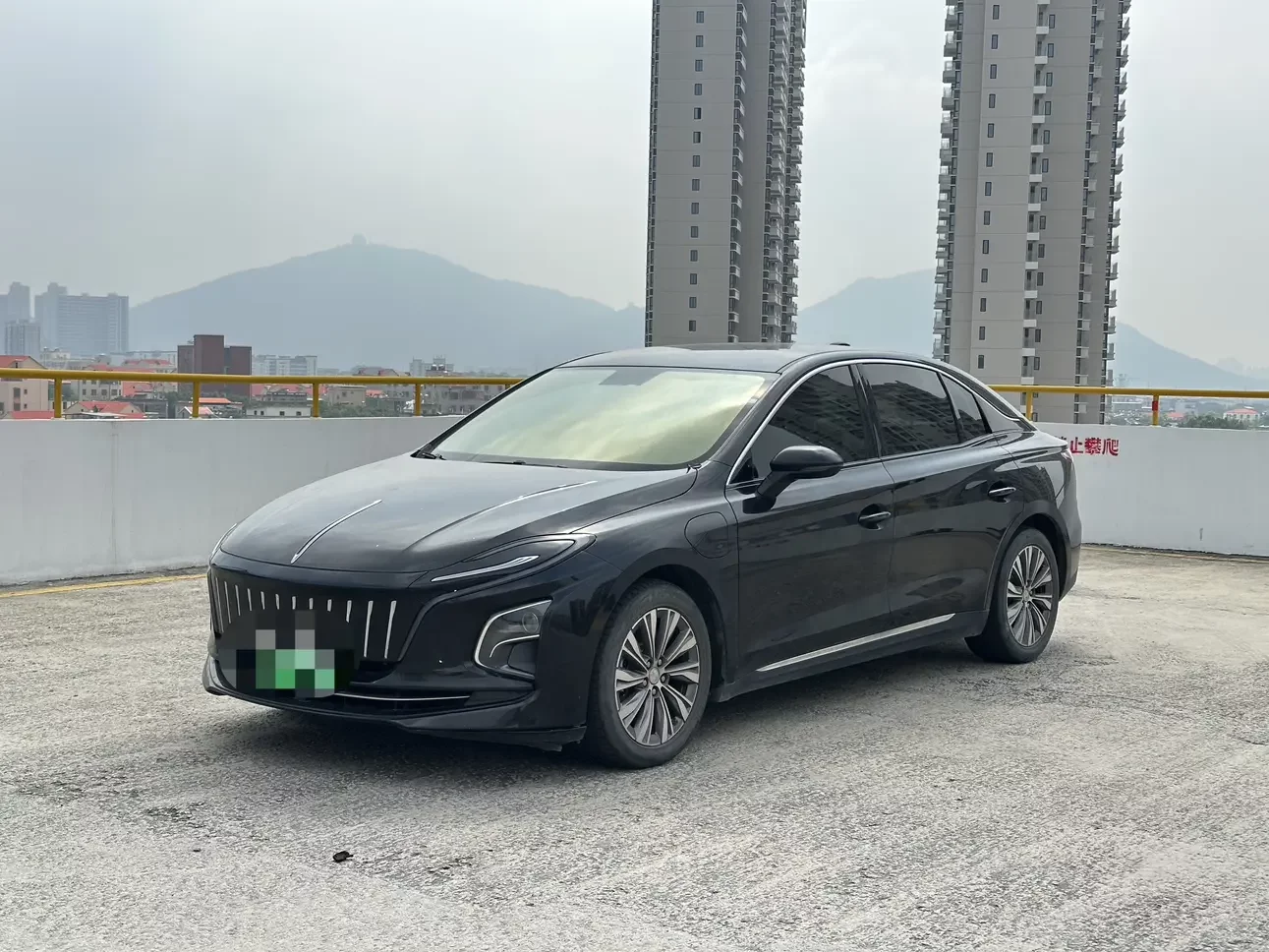 Hongqi E-QM5