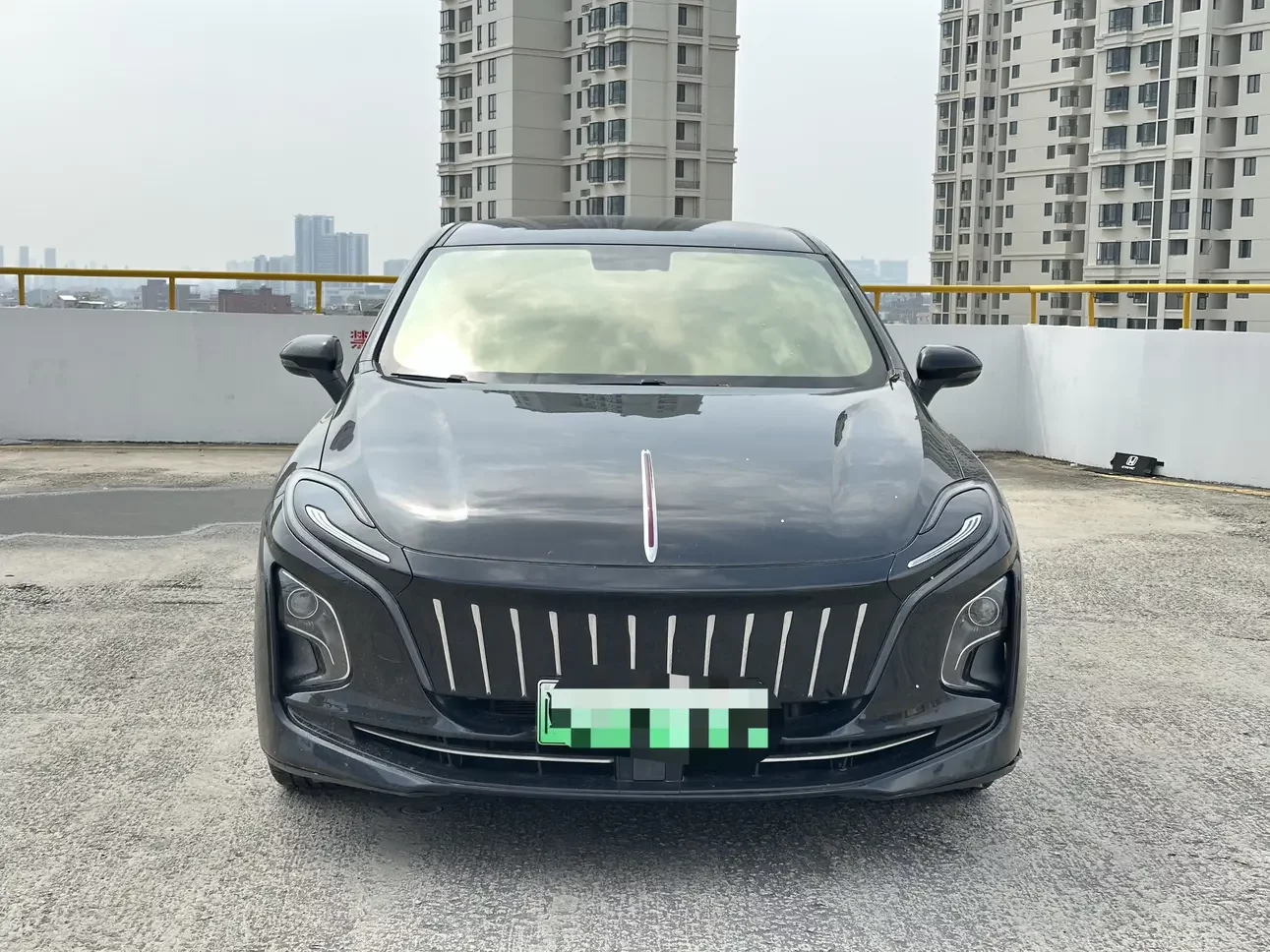 Hongqi E-QM5