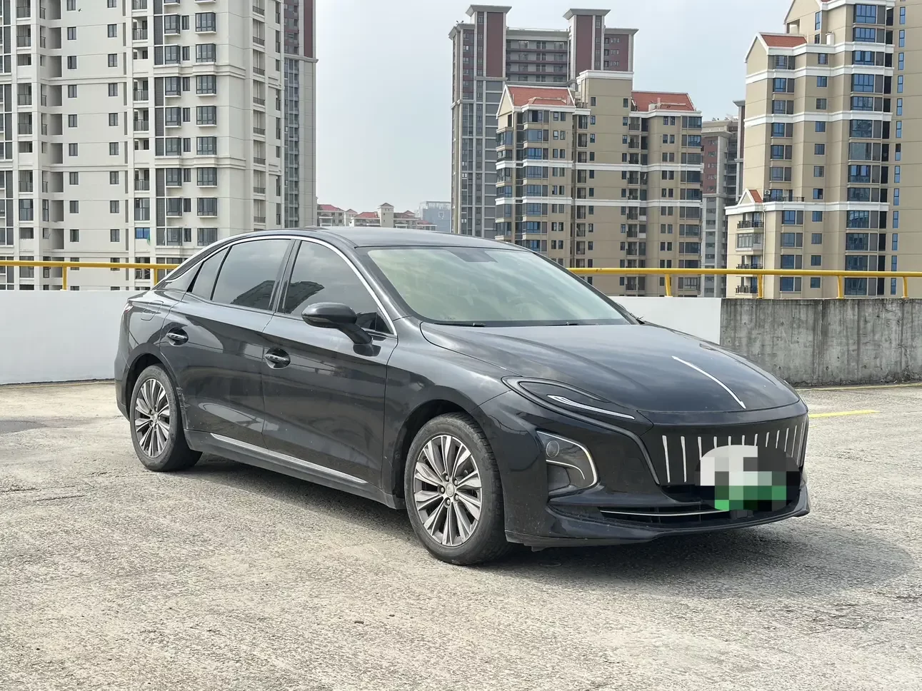 Hongqi E-QM5