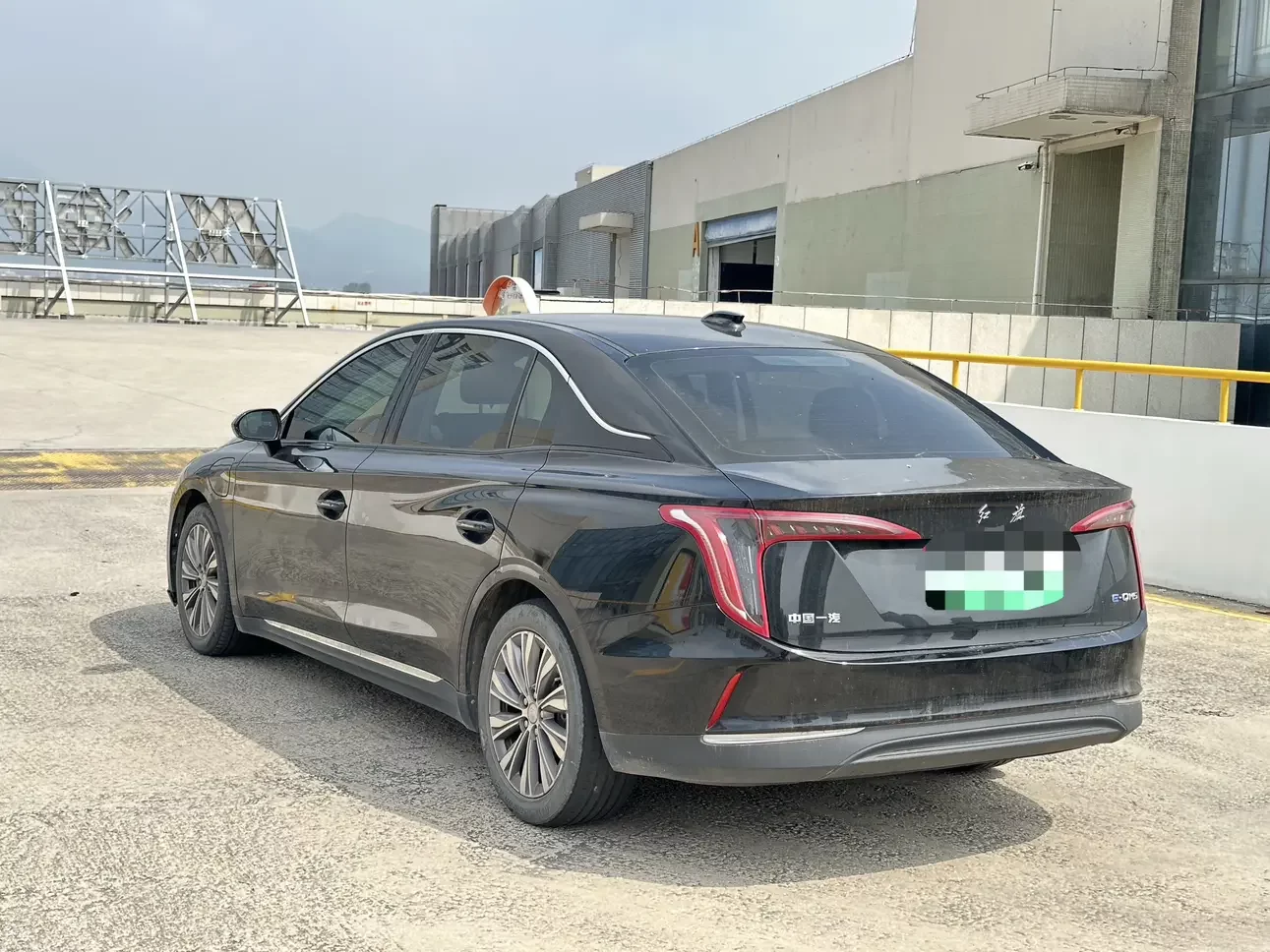 Hongqi E-QM5