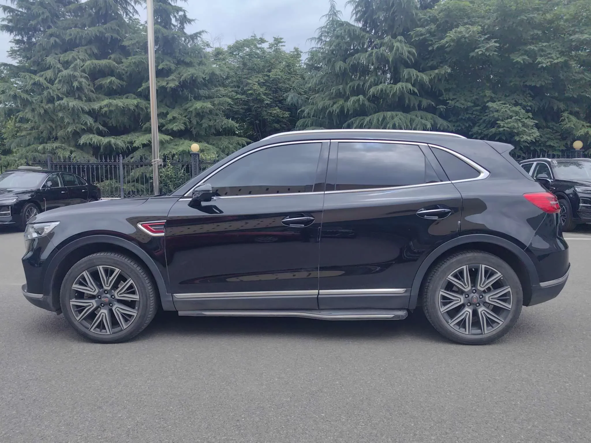 Hongqi HS5