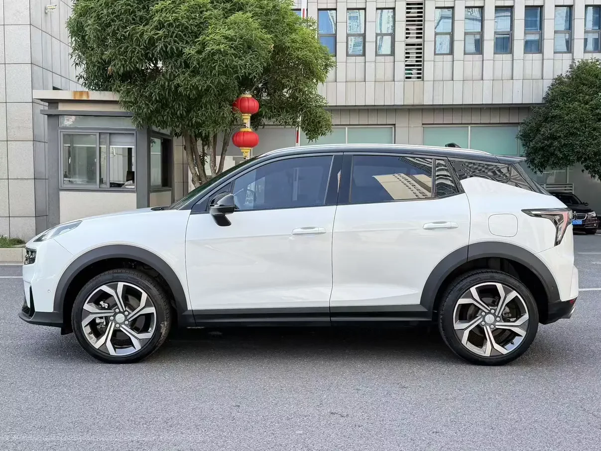 Lynk & Co 06