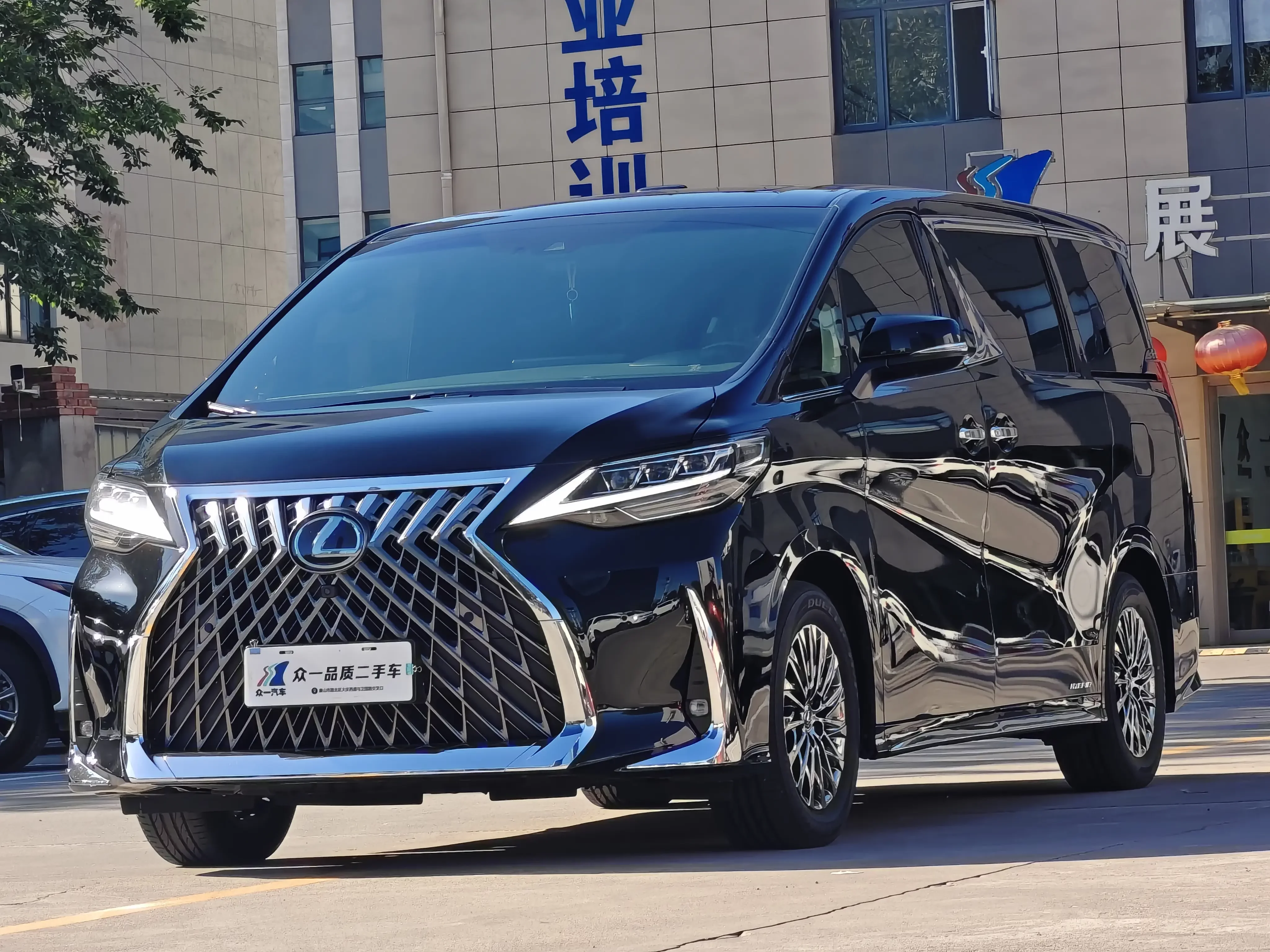 Lexus LM