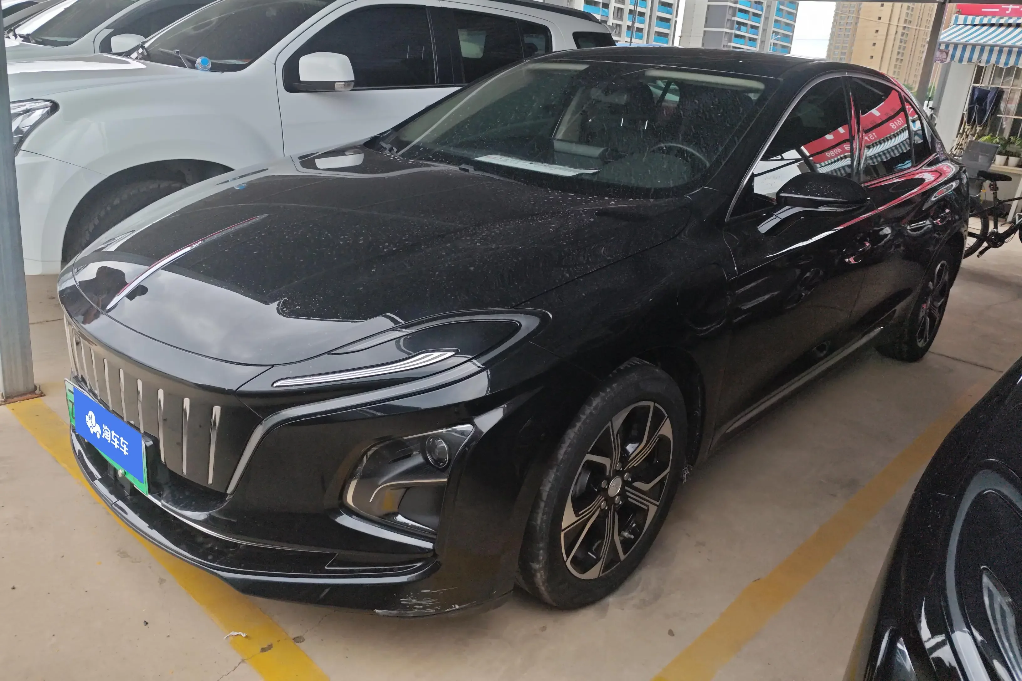 Hongqi E-QM5