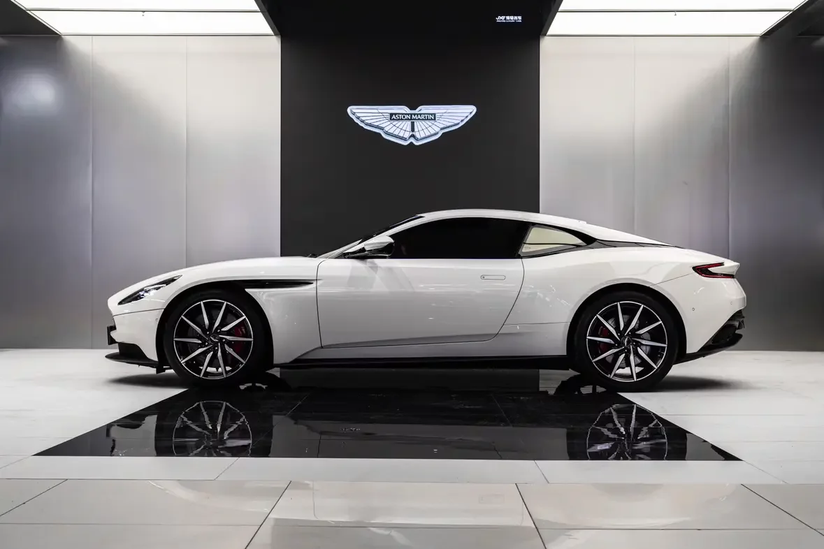 Aston Martin DB11
