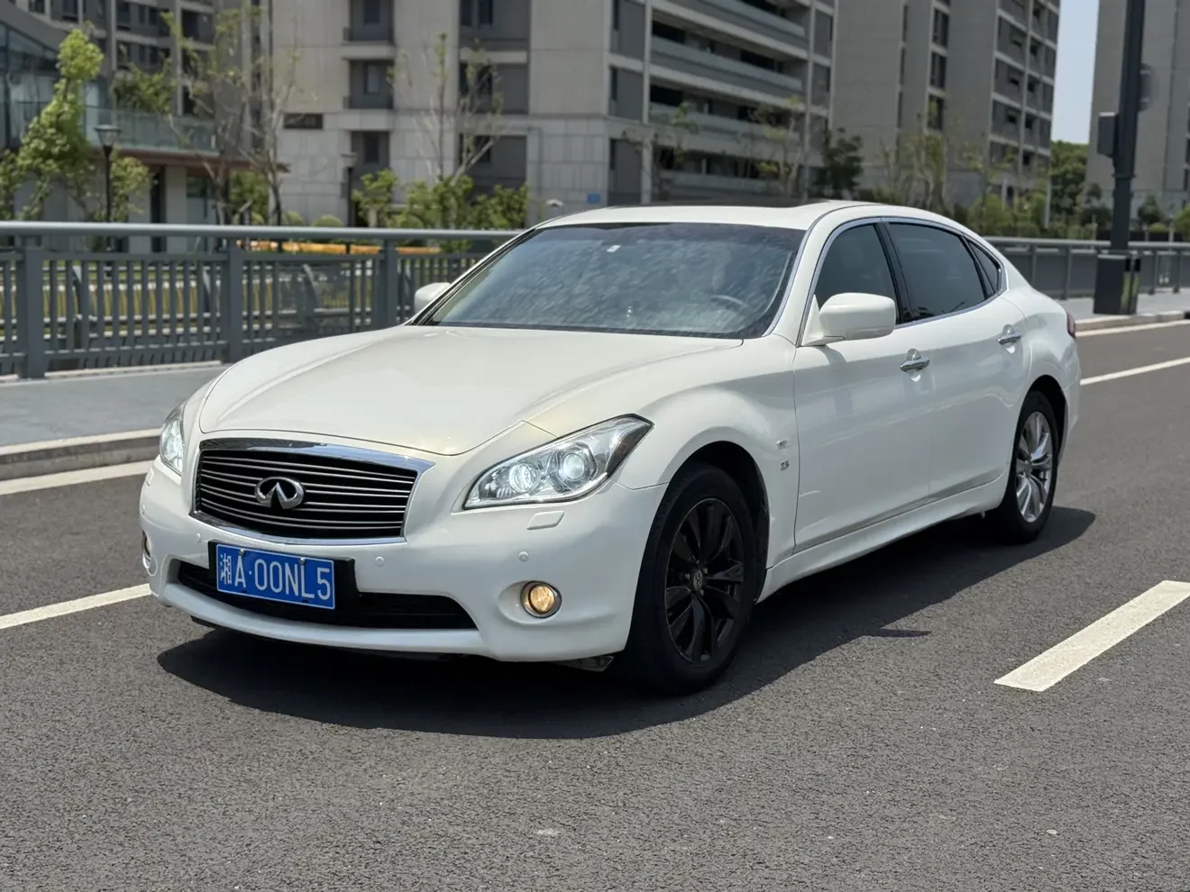 Infiniti Q70