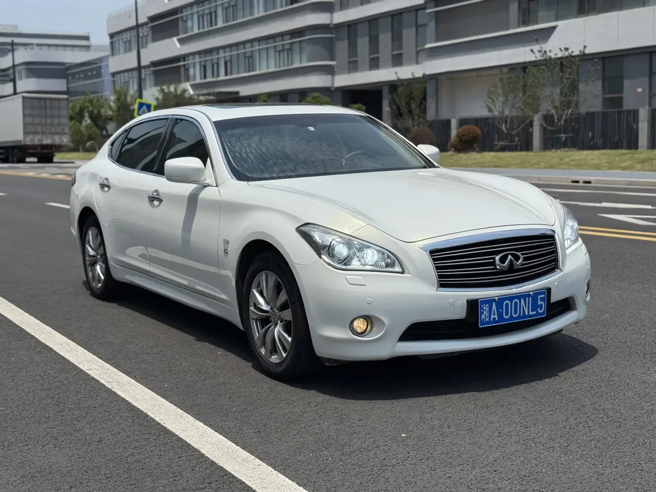 Infiniti Q70