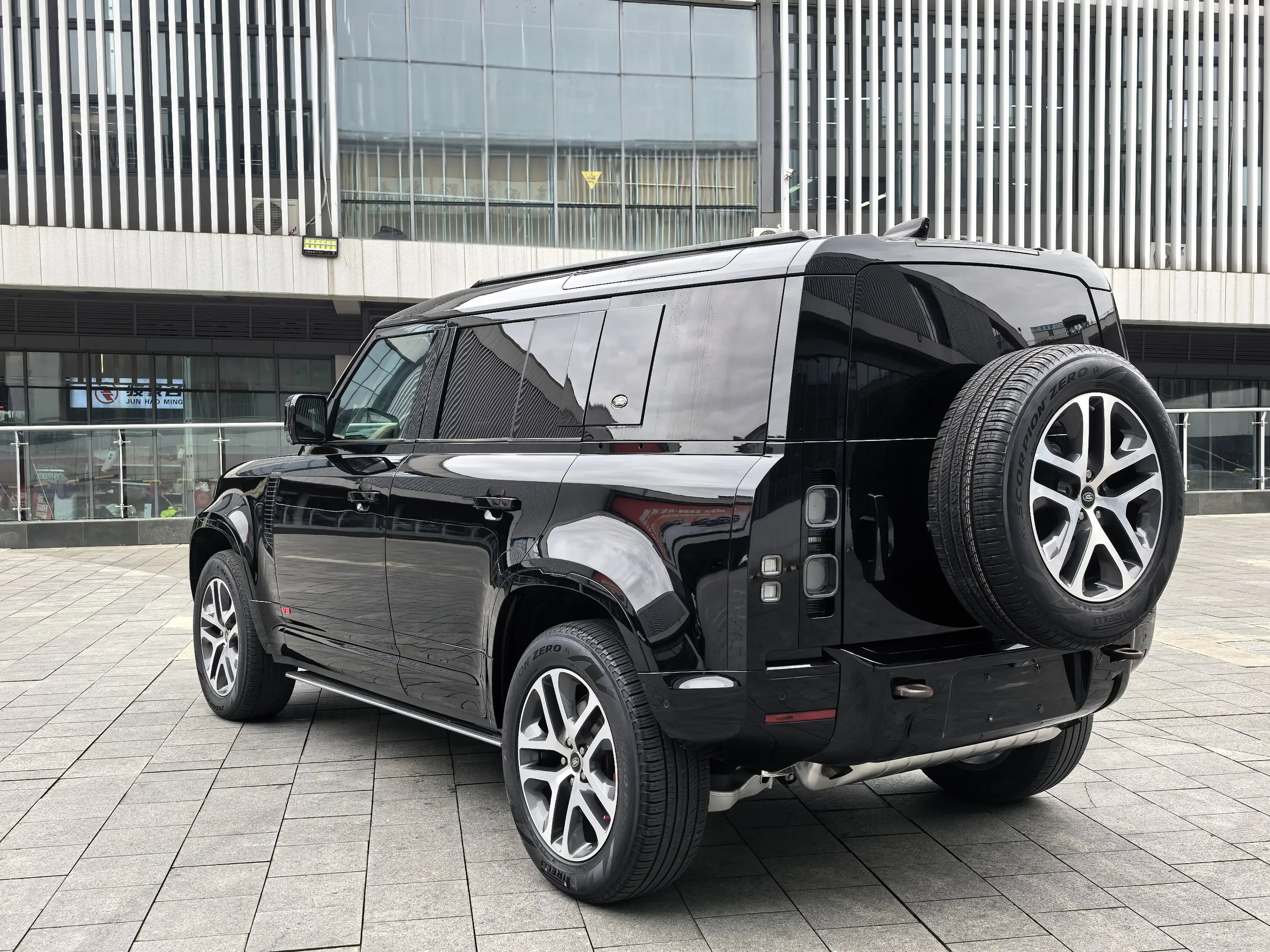 Land Rover guard