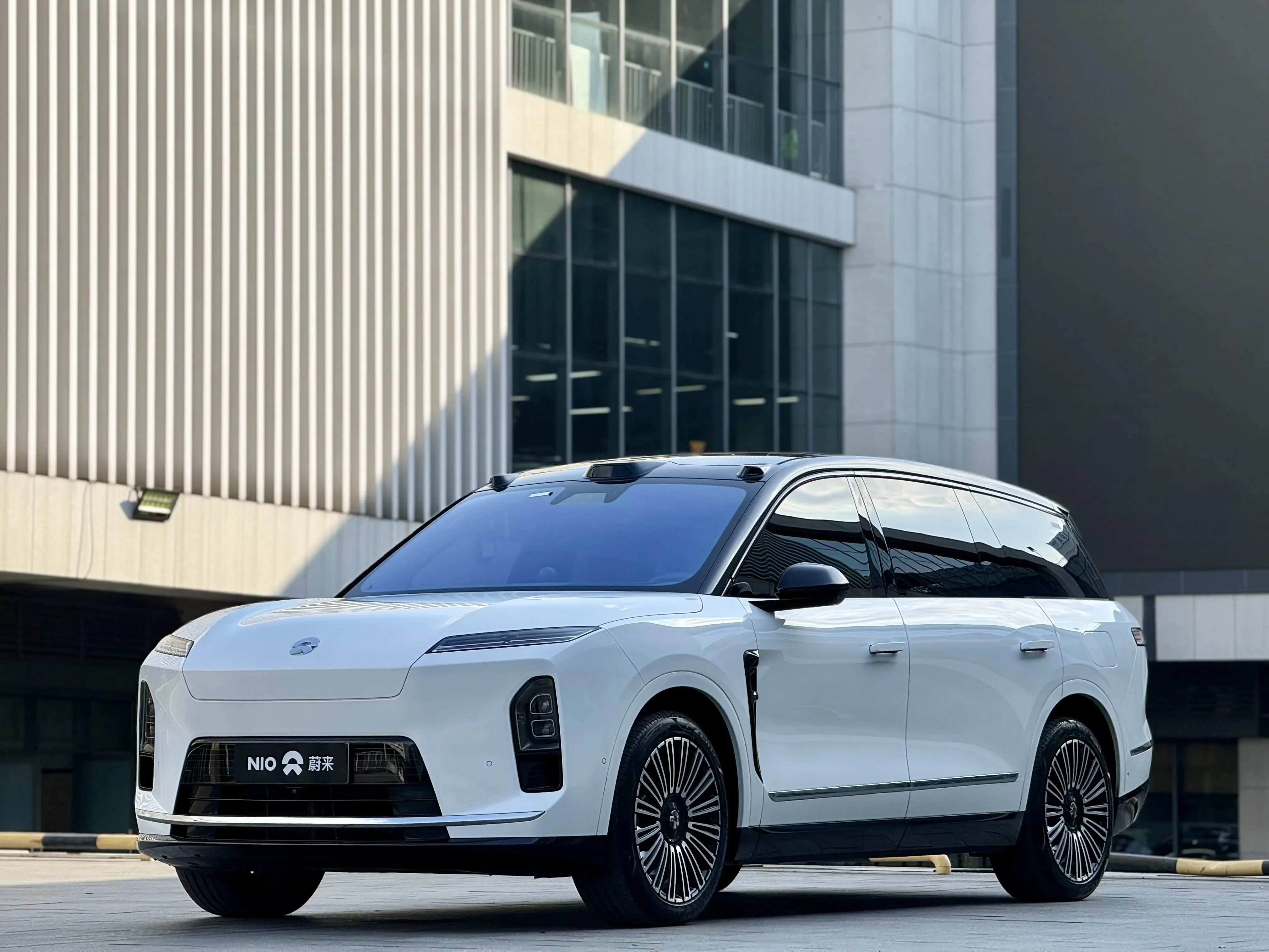 NIO ES8