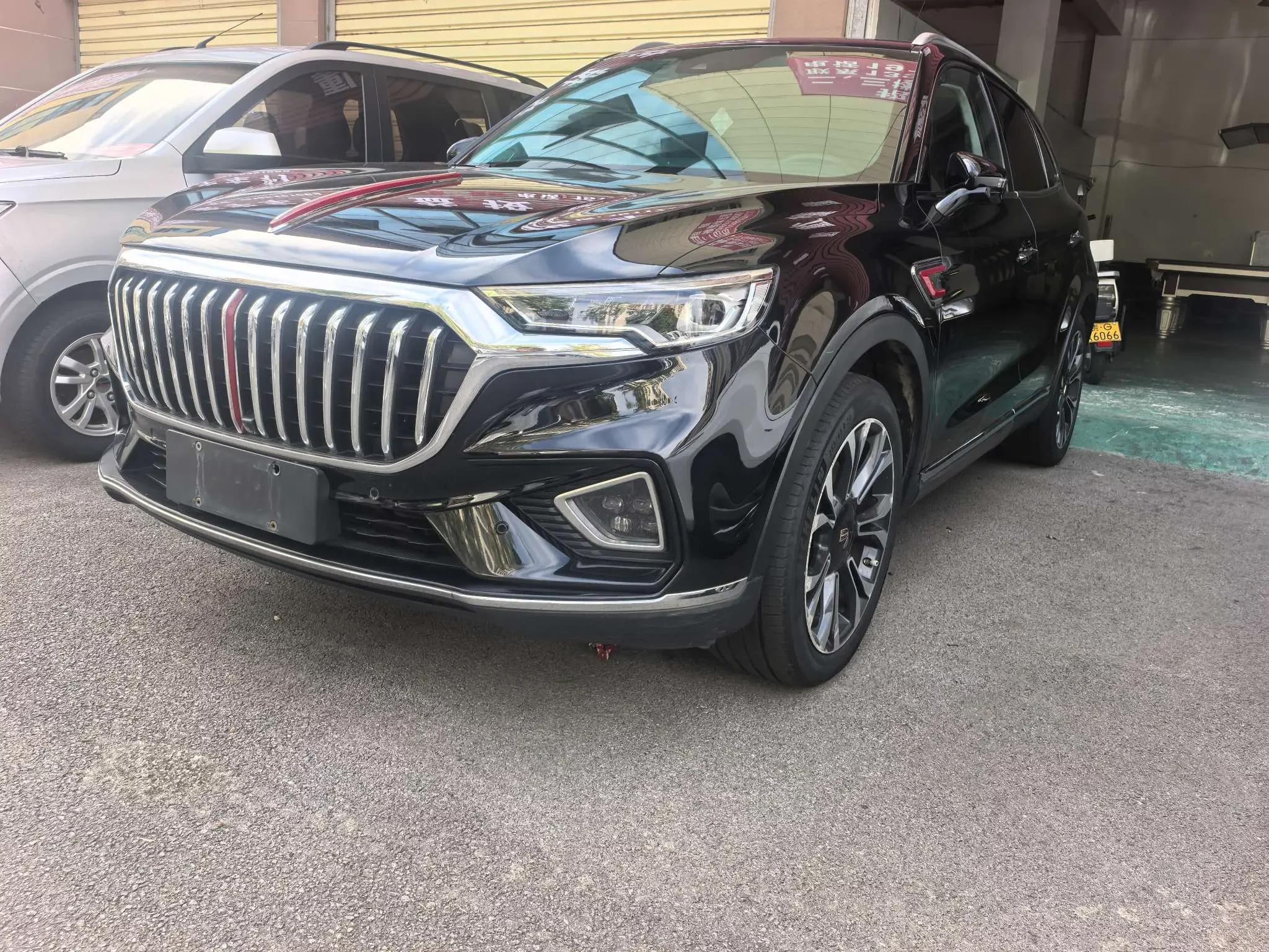 Hongqi HS5