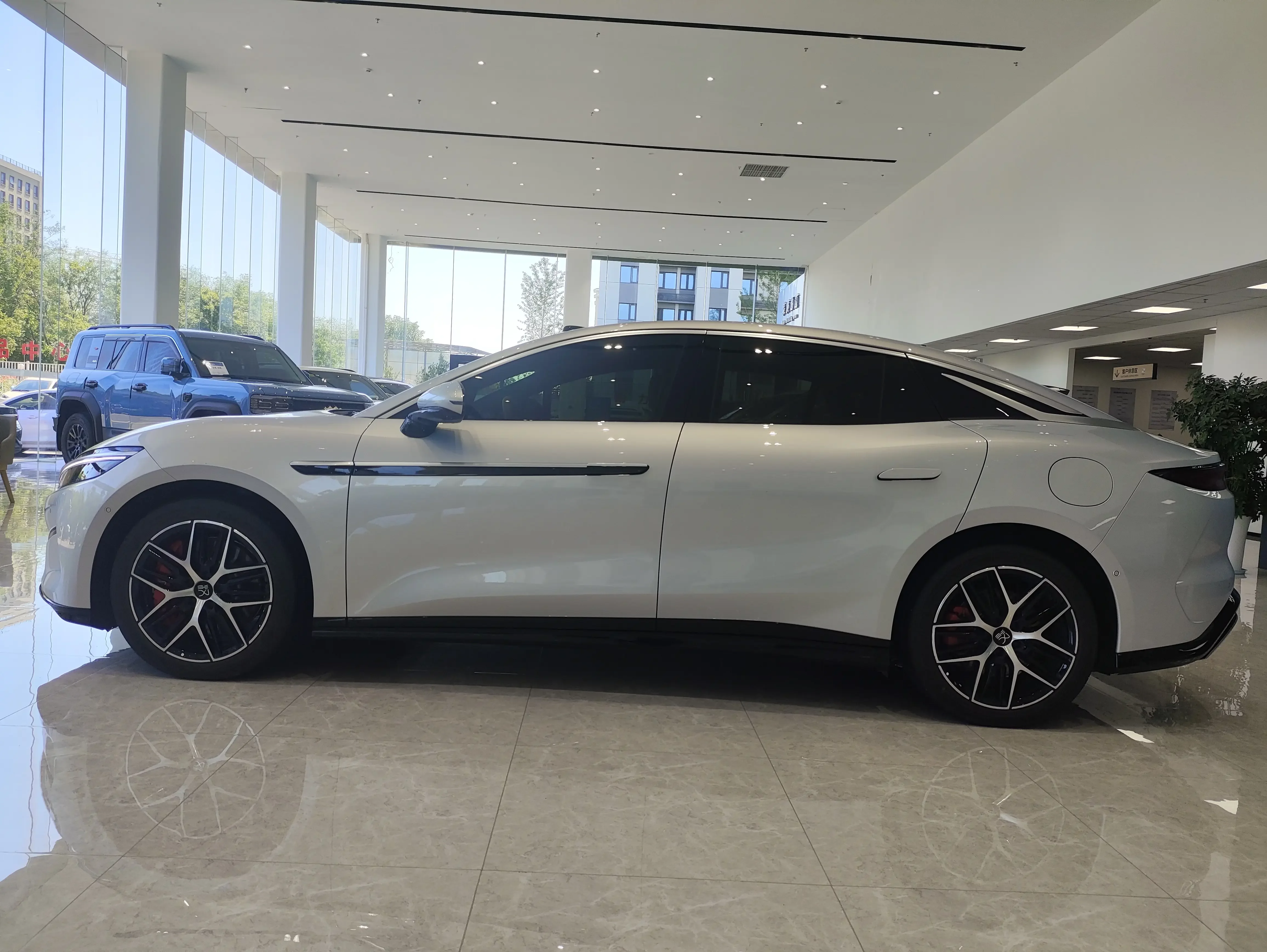 BYD Han L EV