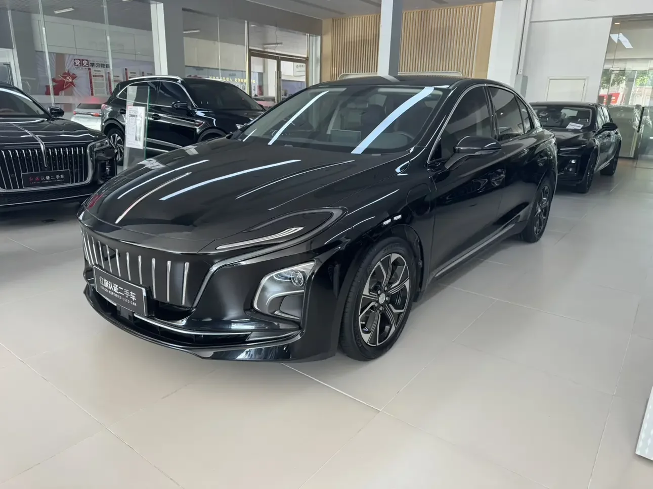 Hongqi E-QM5