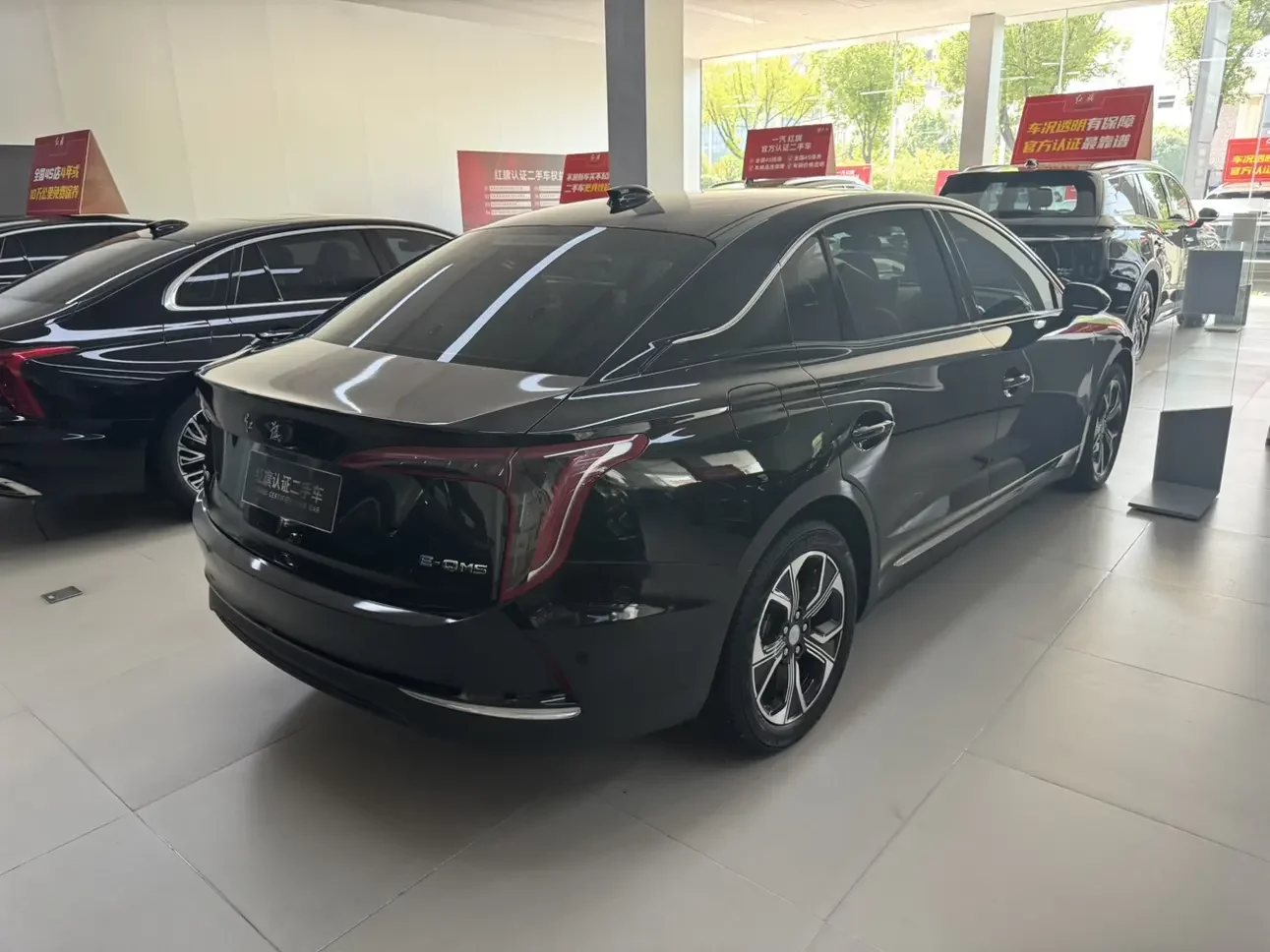 Hongqi E-QM5