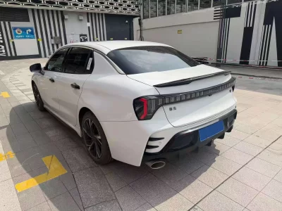 Lynk & Co 03