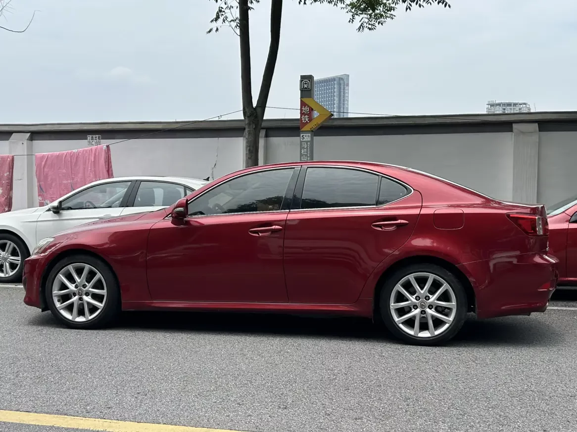 Lexus IS