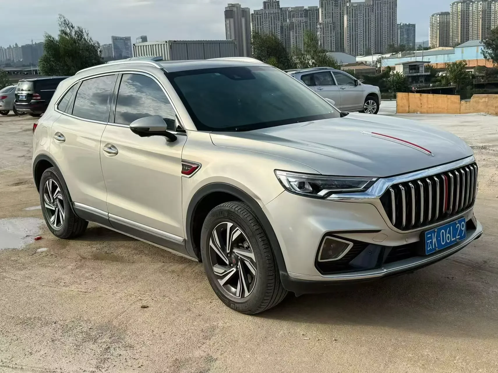 Hongqi HS5