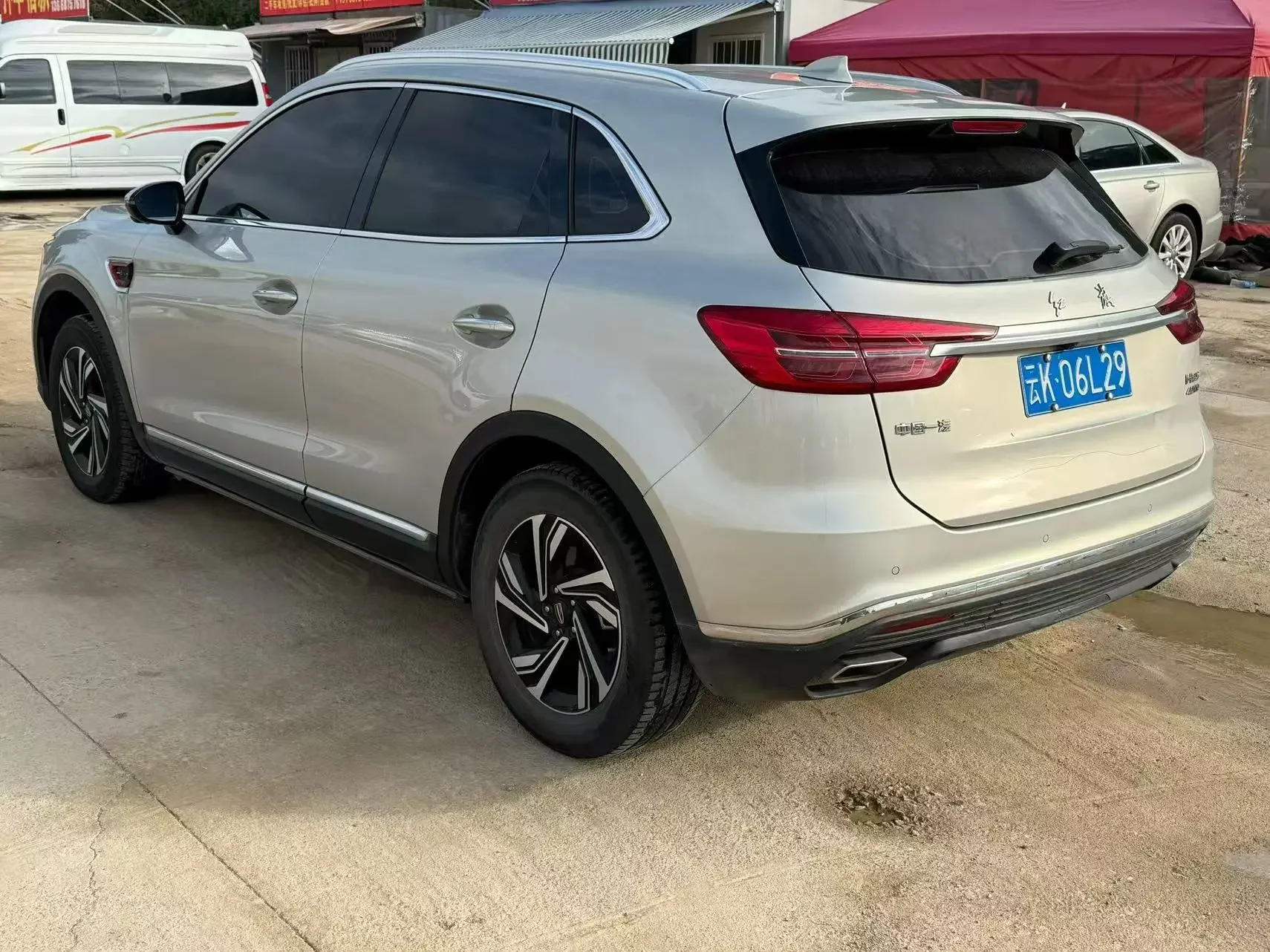 Hongqi HS5
