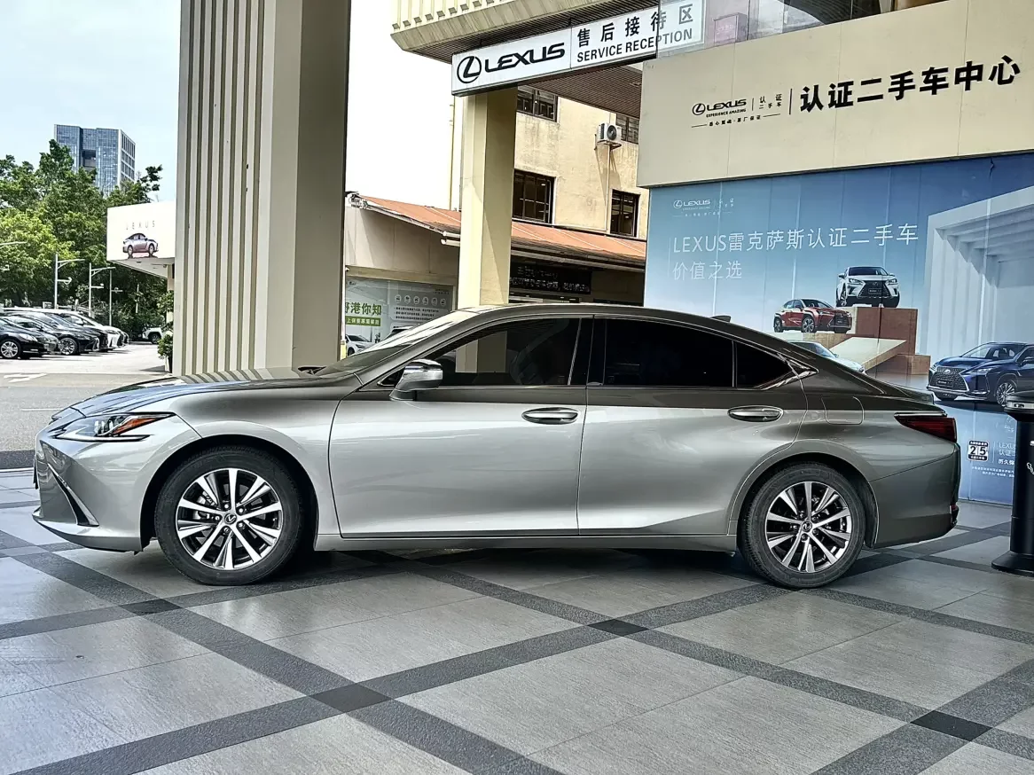 Lexus ES