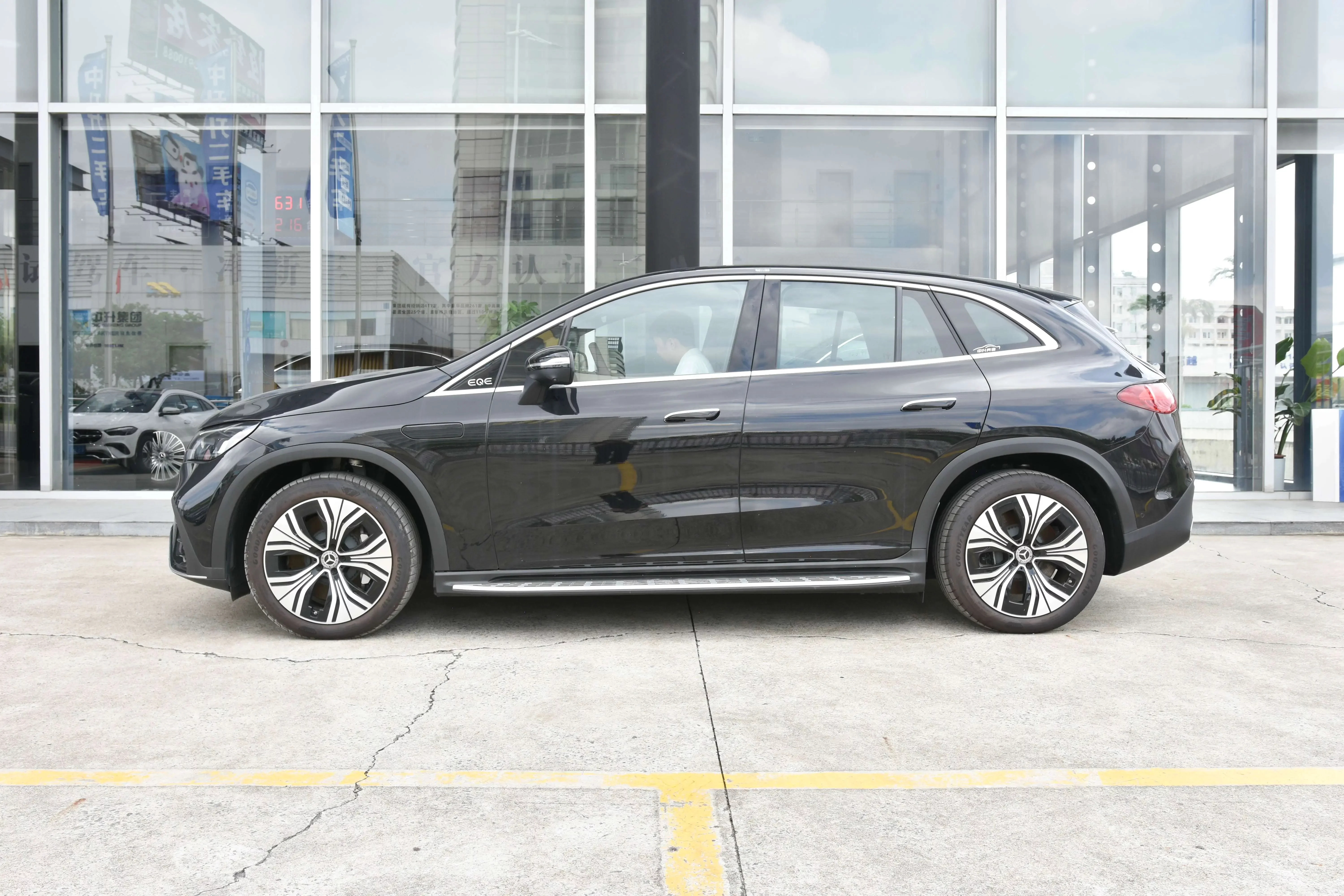Mercedes-Benz EQE SUV