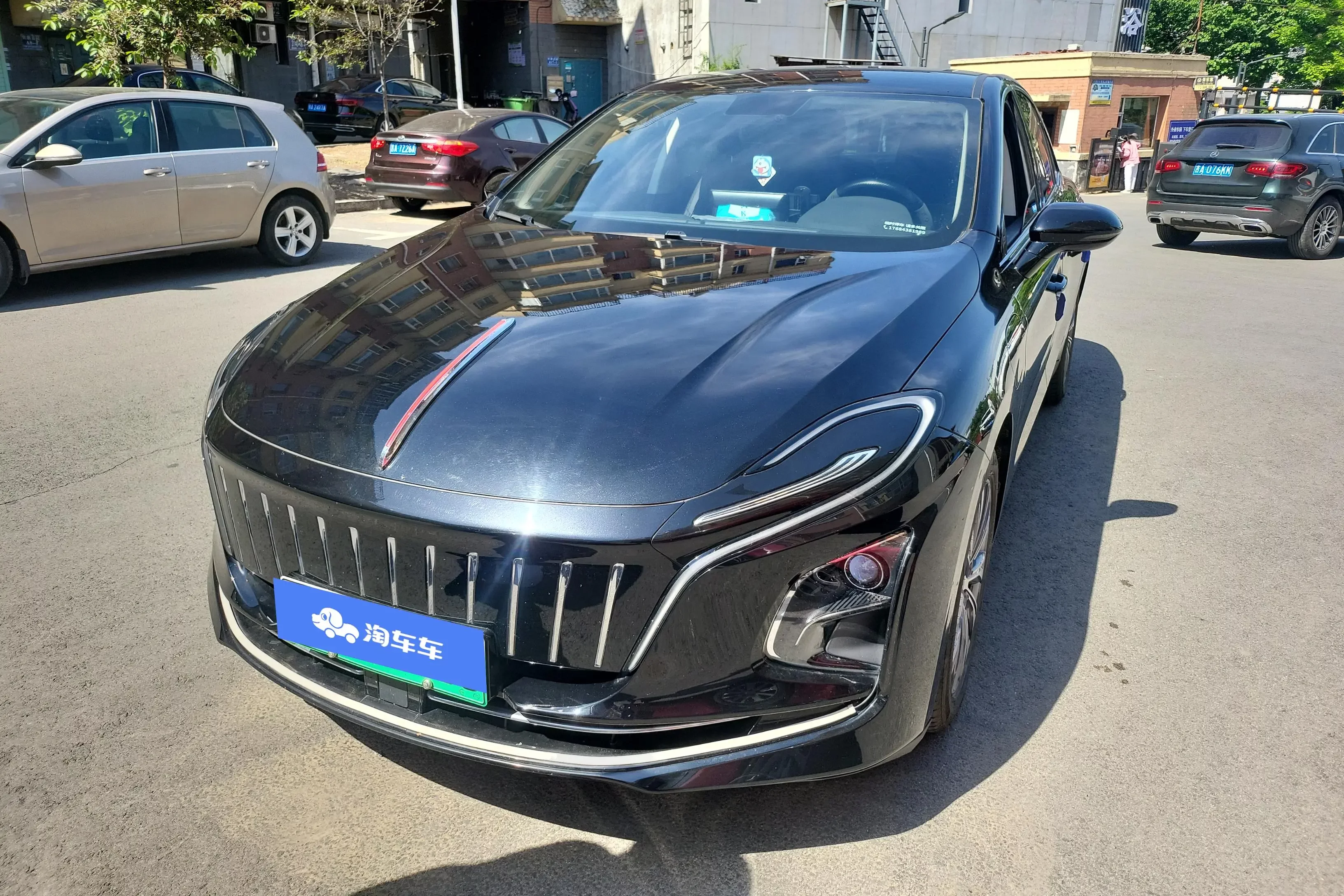 Hongqi E-QM5