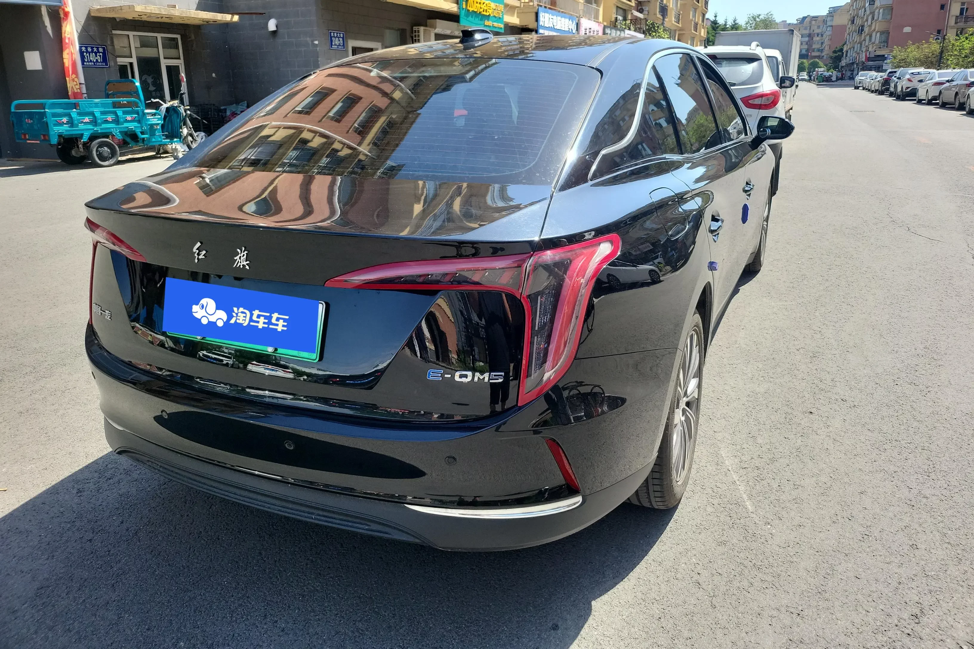 Hongqi E-QM5