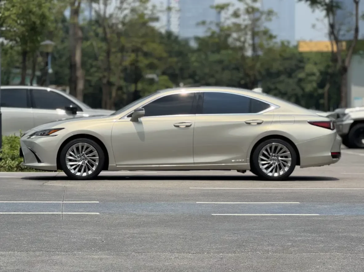 Lexus ES
