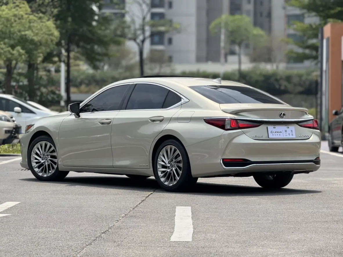 Lexus ES