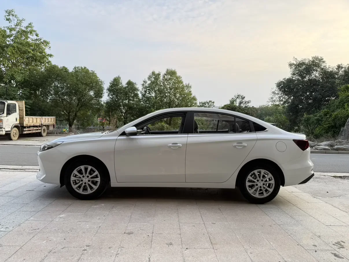 Roewe i5