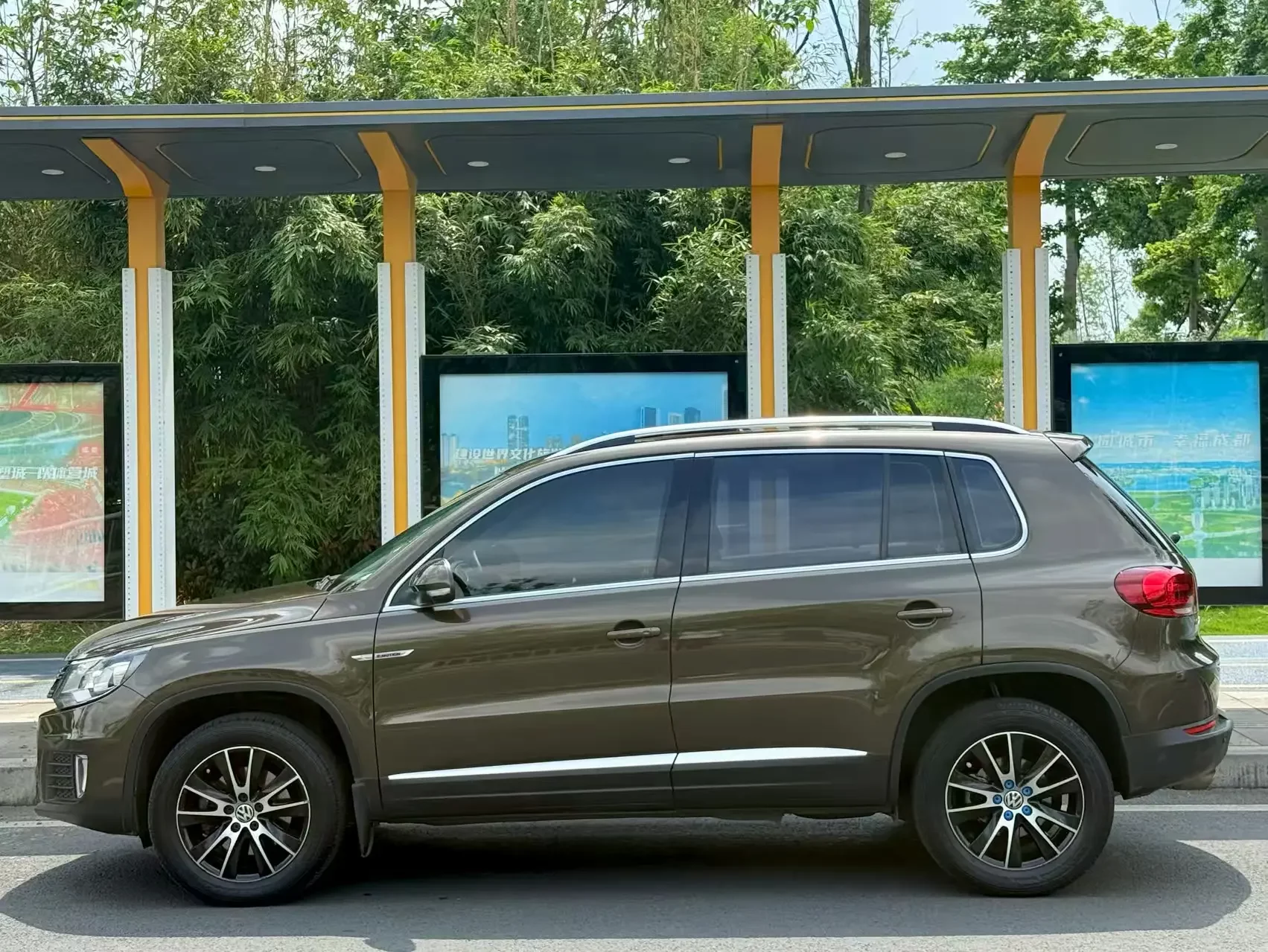 Volkswagen Tiguan (Tharu)